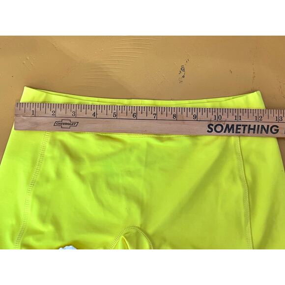 L'Etiole Lace Trim Pull On Mid-Rise Athletic Short Neon Yellow Women Size XS NWT - Picture 4 of 5